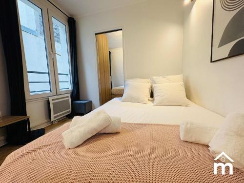 une chambre avec un lit avec deux oreillers dessus dans l'établissement Eiffel Tower by Melvane, à Paris