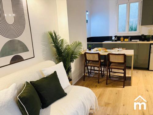 un salon avec un canapé et une table et une cuisine dans l'établissement Eiffel Tower by Melvane, à Paris