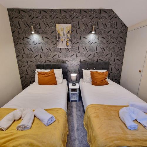 two beds in a hotel room with two pillows at Kenilworth 2Bedroom Gem in Coventry for Families & Professionals in Spon End