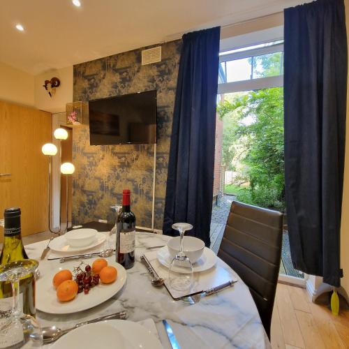a dining room table with plates of fruit on it at Kenilworth 2Bedroom Gem in Coventry for Families & Professionals in Spon End