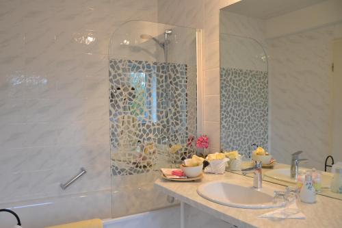 a bathroom with a sink and a shower at Christian Gartenhotel in Nieder-Olm