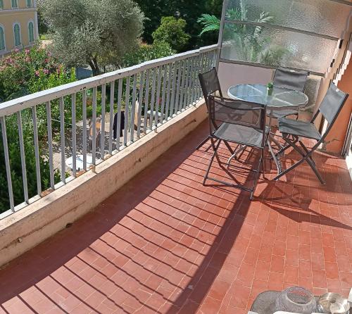 deux chaises et une table sur un balcon dans l'établissement T2 calme centre ville, à Corte