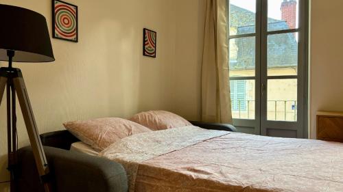 une chambre avec un lit et une fenêtre dans l'établissement Le clos lavon, à Nevers