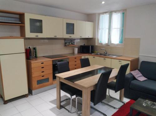 une cuisine avec une table et une salle à manger dans l'établissement Appartement 2p terrasse beau parc Gambetta-Fleurs, à Nice
