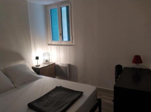 une chambre avec un lit, une fenêtre et un bureau dans l'établissement Appartement 2p terrasse beau parc Gambetta-Fleurs, à Nice