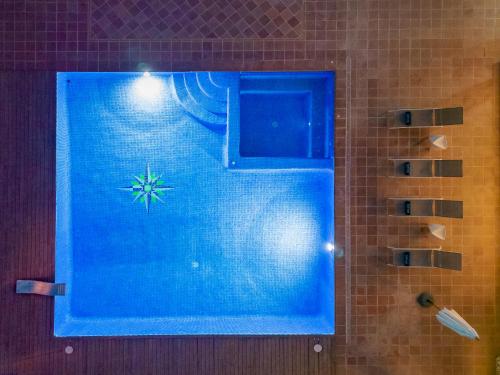 ein Badezimmer mit einer blauen Badewanne mit Swimmingpool in der Unterkunft Villa near Ibiza Town sleeps 8 in Can Furnet