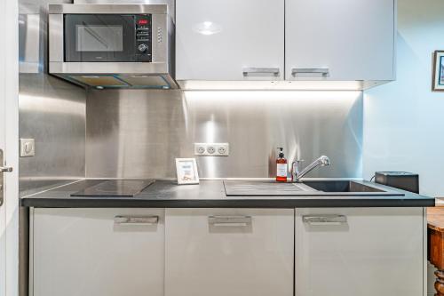 Kuchyň nebo kuchyňský kout v ubytování Duplex Climatisé en Hyper Centre de Bordeaux