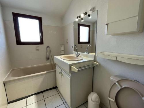 une salle de bain avec un lavabo, une baignoire et des toilettes dans l'établissement Maison 3 pièces mezzanine 6 couchages ST CYPRIEN PLAGE SC390-028, à Saint Cyprien Plage