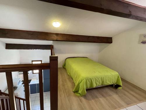- une chambre avec un lit doté d'un couvre-lit vert dans l'établissement Maison 3 pièces mezzanine 6 couchages ST CYPRIEN PLAGE SC390-028, à Saint Cyprien Plage
