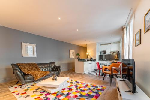 un salon avec un canapé et une table dans l'établissement Superbe appartement de 2 chambres au cœur du quartier Gambetta, à Bordeaux