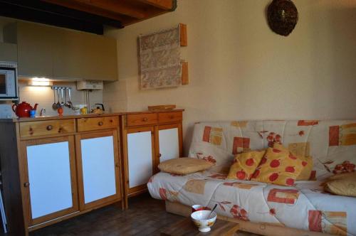 un salon avec un canapé et une cuisine dans l'établissement Appartement 2 pièces 4 couchages SAINT CYPRIEN PLAGE SC320-068, à Saint Cyprien Plage