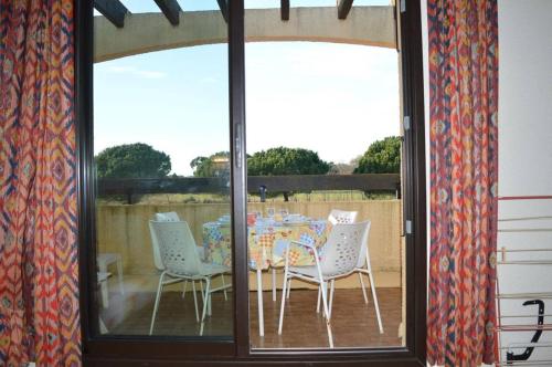 une table et des chaises assises sur une terrasse dans l'établissement Appartement 2 pièces 4 couchages SAINT CYPRIEN PLAGE SC320-068, à Saint Cyprien Plage