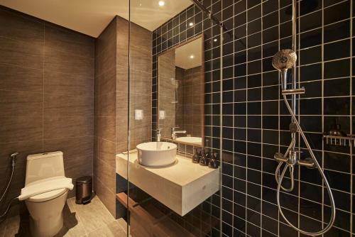 a bathroom with a sink and a toilet and a shower at Apec Mandala Romantic Mui Ne in Ấp Thiẹn Ái