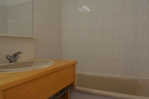 une salle de bain avec un lavabo et une baignoire dans l'établissement Appartement 2 pièces - 4 personnes - Saint Cyprien Plage SC150-220, à Saint Cyprien Plage