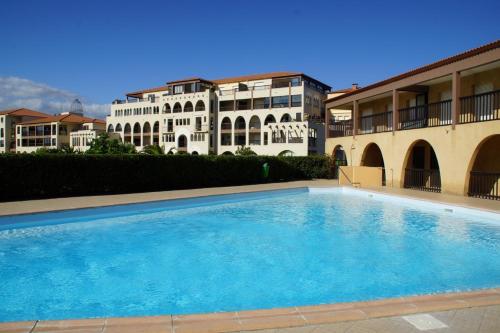 une grande piscine devant un immeuble dans l'établissement SAINT CYPRIEN - Appartement 3 PIECES 6 Personnes SC060-106A, à Saint Cyprien Plage