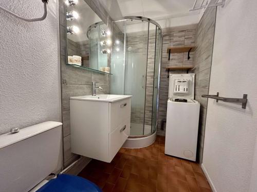 une salle de bain avec un lavabo et une douche en verre dans l'établissement Appartement studio cabine 4 couchages ST CYPRIEN PLAGE SC380-F274, à Saint Cyprien Plage