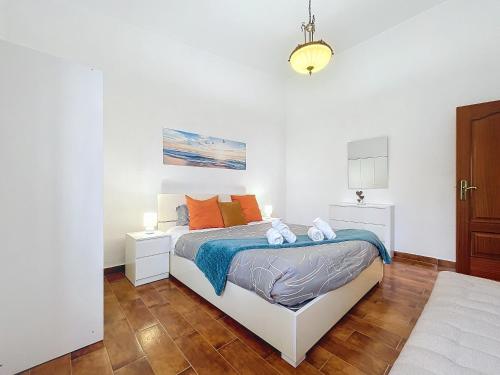 a bedroom with a bed with orange pillows at Casa Moreira by AH in Caniçal