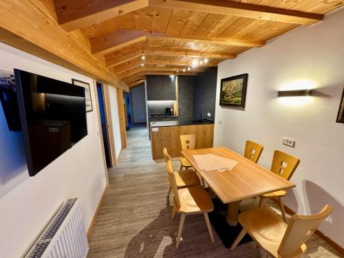 a dining room and kitchen with a table and chairs at Residence Palmai in Ortisei