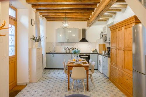 une cuisine avec une table et des chaises dans une pièce dans l'établissement Domaine de charme au coeur d'Orléans classé 3 étoiles - Bords de Loire - 21 couchages avec parkings privés, à Orléans