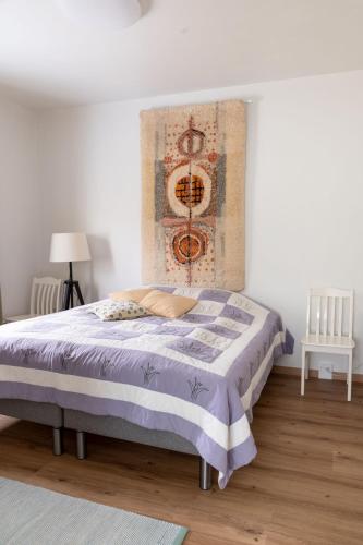 a bedroom with a bed and a wall at Utajärven Pappila Olden Vicarage in Utajärvi