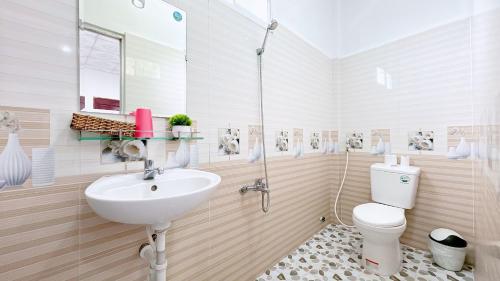 Bilik mandi di Quoc Dinh Guest House