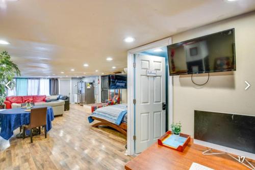 Una sala de estar con un sofá y un televisor en una pared. en COMFY PRIVATE ROoM #1, en Dallas