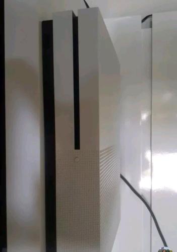 uma caixa de vidro com um alto-falante na parede em Casa do dancr77 em São Paulo
