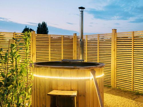 Gambar di galeri bagi Lillie's Shepherds Hut at Shepherds Lodge Retreat and Wellness di Nottingham