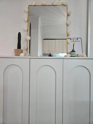 a mirror on top of a white cabinet at 화곡SongStay 무료짐보관 화곡역 도보5분 더현대서울 여의도 in Seoul