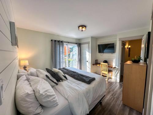 a bedroom with a large bed with white sheets and pillows at Hike BIke Chill in Collingwood