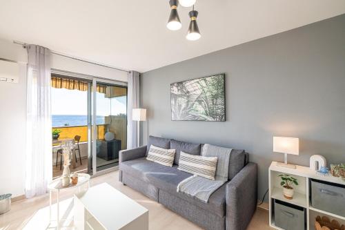 un salon avec un canapé et une vue sur l'océan dans l'établissement Sea View & Promenade des Anglais Studio, à Nice