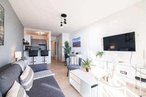 un salon avec un canapé et une télévision dans l'établissement Sea View & Promenade des Anglais Studio, à Nice