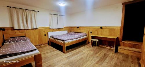 Postel nebo postele na pokoji v ubytování Bouda Na Pláni - horská bouda