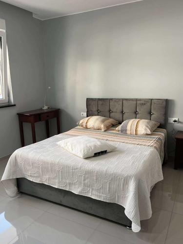 Ένα ή περισσότερα κρεβάτια σε δωμάτιο στο LAGINHA Apartamento