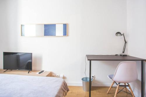 a bedroom with a desk and a bed and a chair at Colocation de luxe à Tourcoing avec jardin in Tourcoing
