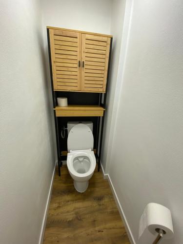 Elle comprend une petite salle de bains pourvue de toilettes. dans l'établissement perros guirec centre, à Perros-Guirec