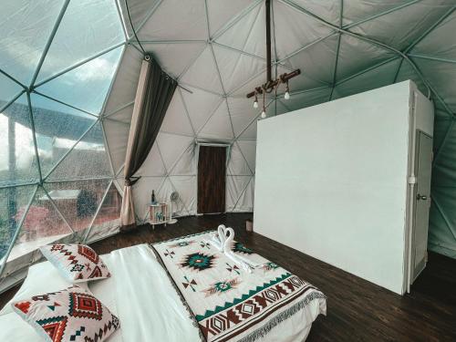 a room with two beds in a geodesic dome at Tubburk glamping VIP in Ban Maeo Thap Boek