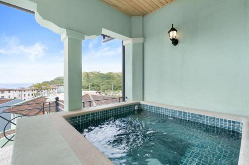 Playa DantaにあるStunning 3-BD Beachside Home with Small Poolのバルコニー付きの家のプール