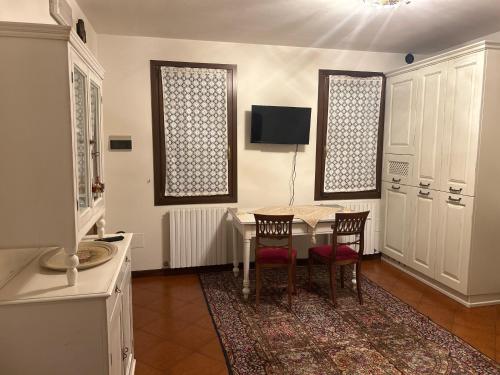 PostiomaにあるCasa di Sabriのキッチン(テーブル、椅子、テレビ付)