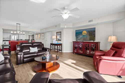 ein Wohnzimmer mit Ledermöbeln und einem Tisch in der Unterkunft Yacht Club Villas 1-505 - Marina View in Myrtle Beach