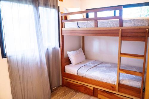 Ένα ή περισσότερα κρεβάτια σε δωμάτιο στο Casas del Bosque Nosara