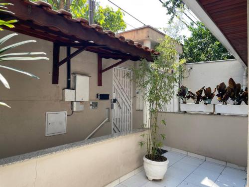 a building with a porch with a plant in a pot at Casa Jardim Studios - Studios por temporada in Sao Paulo