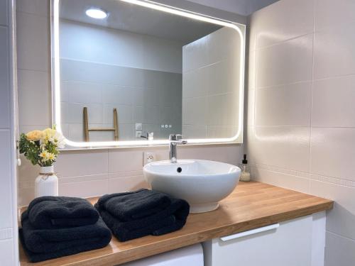 Photo de la galerie de l'établissement Petit Nid Douillet de Gruissan à 200m de la Plage, à Gruissan