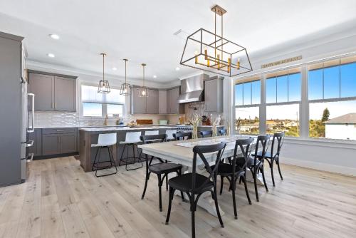 Dapur atau dapur kecil di Coastal Dream! Ocean Views! Pool! Seconds From The Beach! 2601S