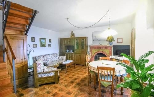 CardosoにあるCasa Vacanze Anitaのテーブルと暖炉のあるリビングルーム