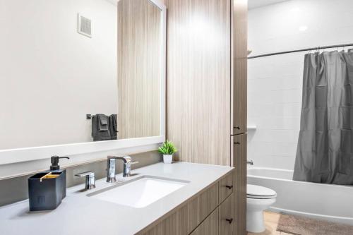 Koupelna v ubytování Luxurious New Unit 1Bd1Ba Pool, Golf Sim