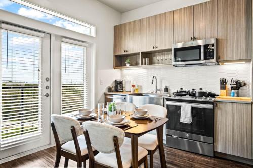 Φωτογραφία από το άλμπουμ του Luxurious New Unit 1Bd1Ba Pool Golf Sim στο Ώστιν