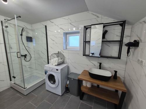 Ένα μπάνιο στο Apartman M-A-P