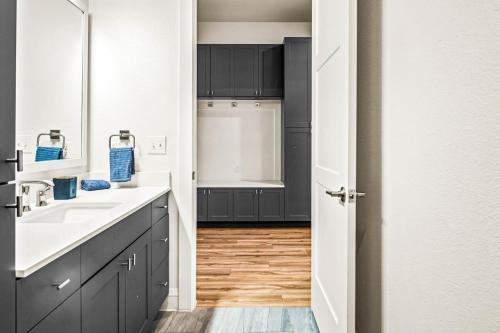 Gallery image of Luxurious New Unit 1Bd1Ba Pool, Golf Sim in Austin