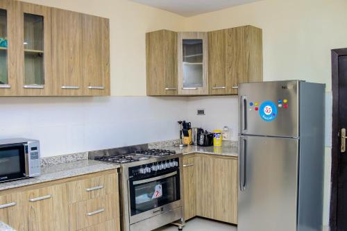 Kuchyň nebo kuchyňský kout v ubytování 4 Bedroom all ensuite "Milk & Honey" Home in Adeniyi Jones Ikeja